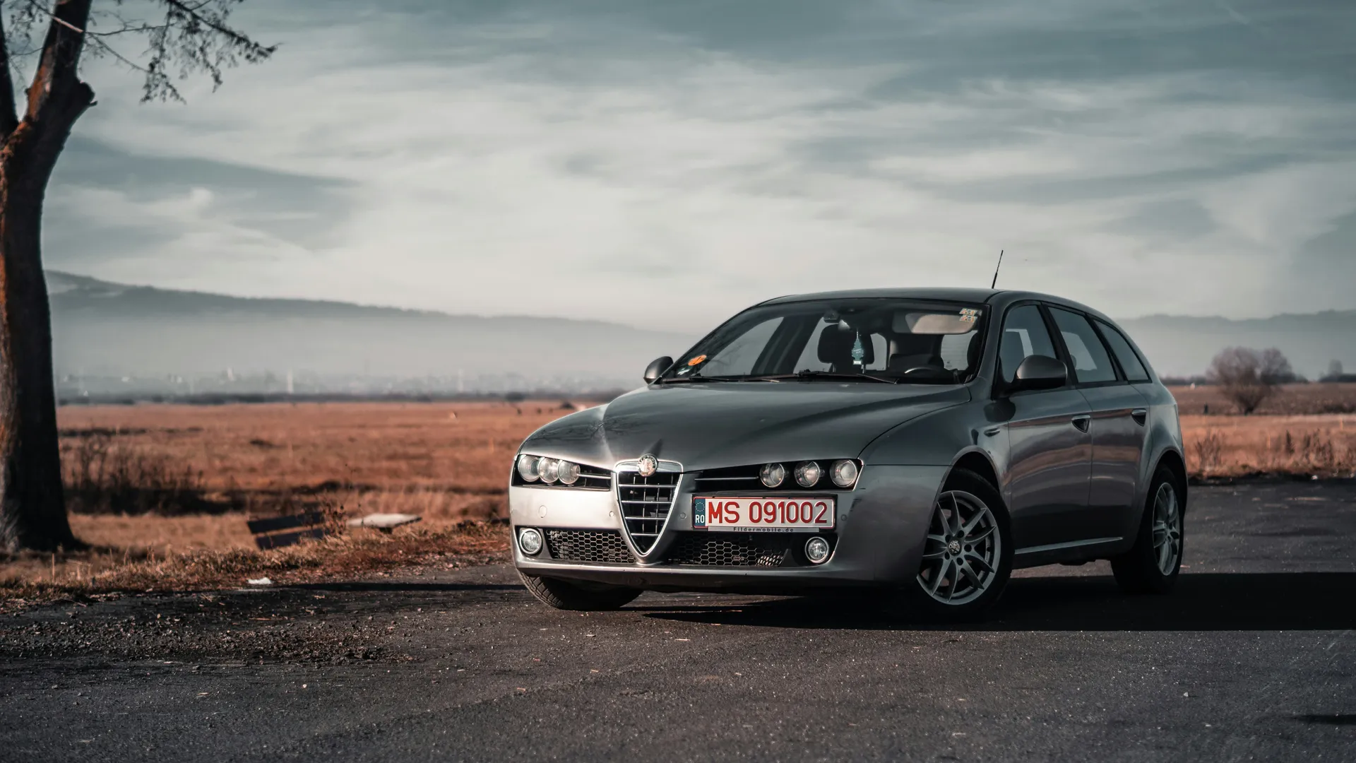 Model van een automerk in de hero van de website